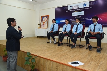In-panel-discussion-topics-were-given-to-students.