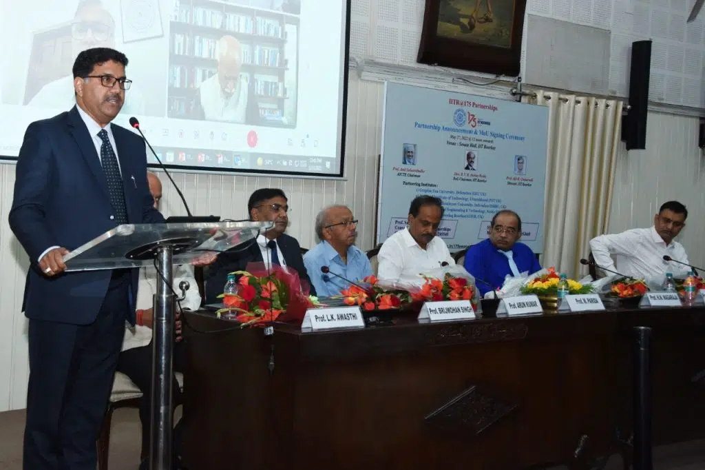Vice-Chancellor-of-Swami-Rama-Himalayan-University-Dr-Vijay-Dhasmana-addresses-the-august-gathering-after-formal-signing-of-MOU-with-IIT-Roorkee-1-1024x682.jpg